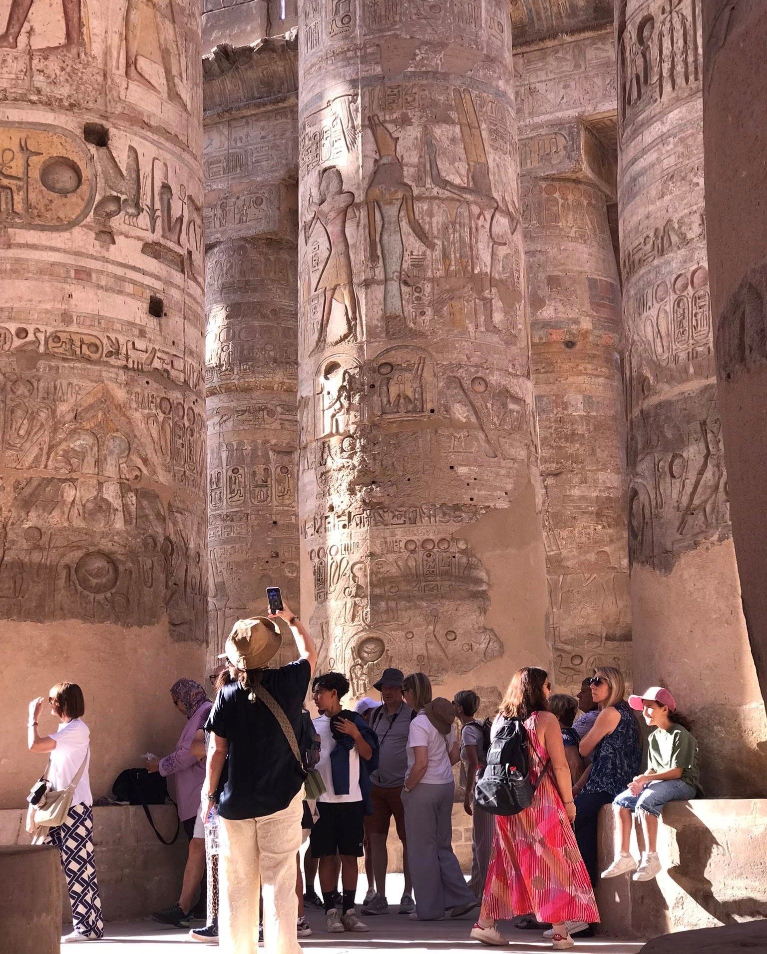 استمتاع الأجانب بين أعمدة صالة الكرنك الكبرى