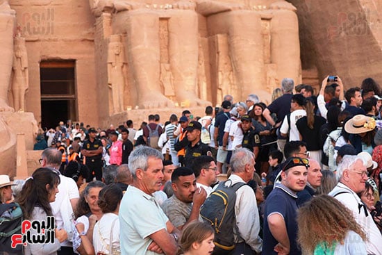آلاف السائحين فى معبد أبو سمبل بأسوان