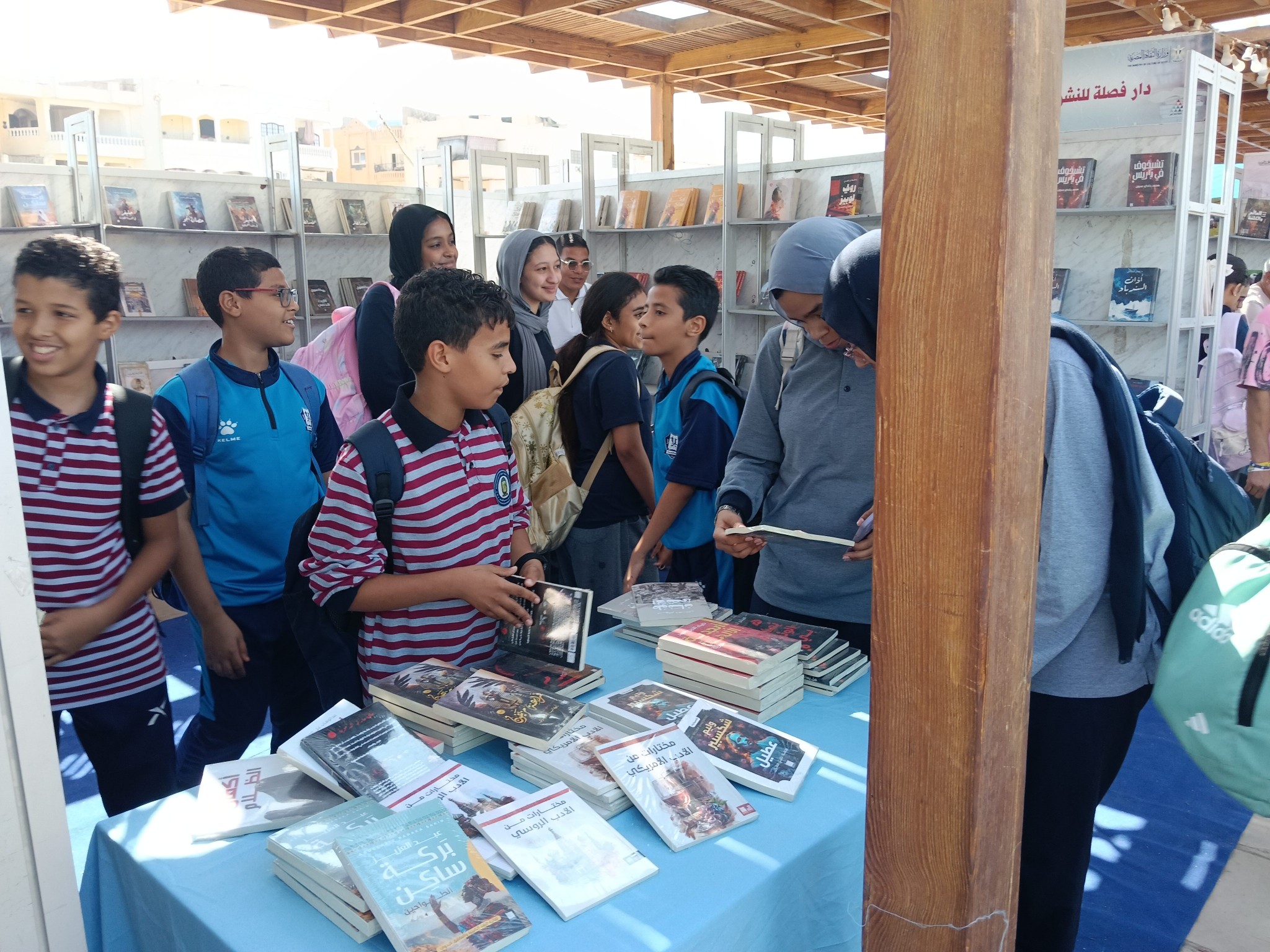 أطفال مدارس الأقصر يبتهجون بالزيارة اليومية لفعاليات معرض الأقصر للكتاب