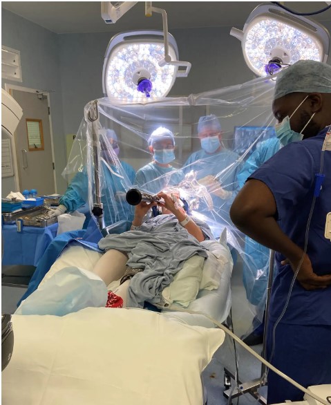 المرأة أثناء العزف المرأة أثناء العزف