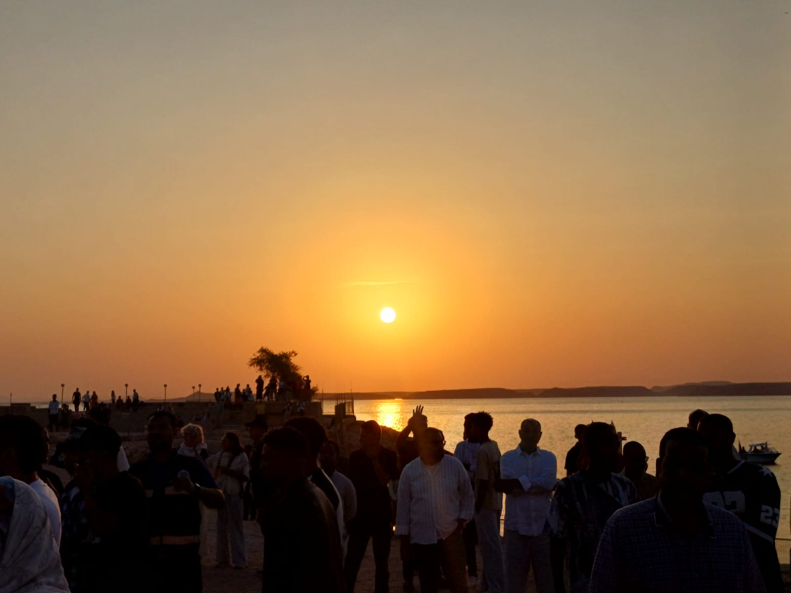 آلاف السائحين يصطفون لمشاهدة تعامد الشمس (4)