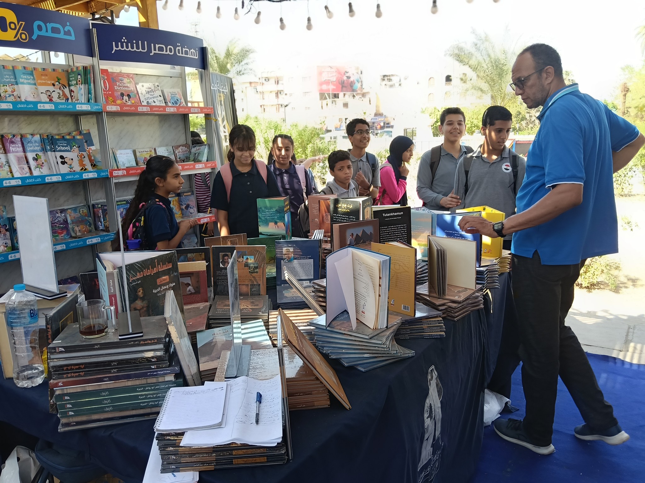 جانب من زيارات طلبة المدارس لمعرض الأقصر للكتاب