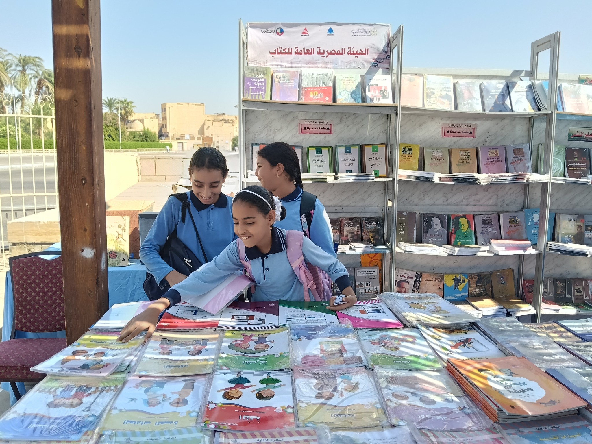 فرحة الأطفال بزيارة معرض الأقصر للكتاب