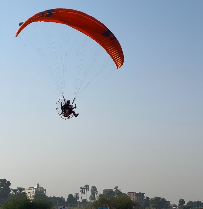 مظلات الباراموتور بمشاركة 100 أجنبي من 15 دولة بالأقصر مظلات الباراموتور بمشاركة 100 أجنبي من 15 دولة بالأقصر