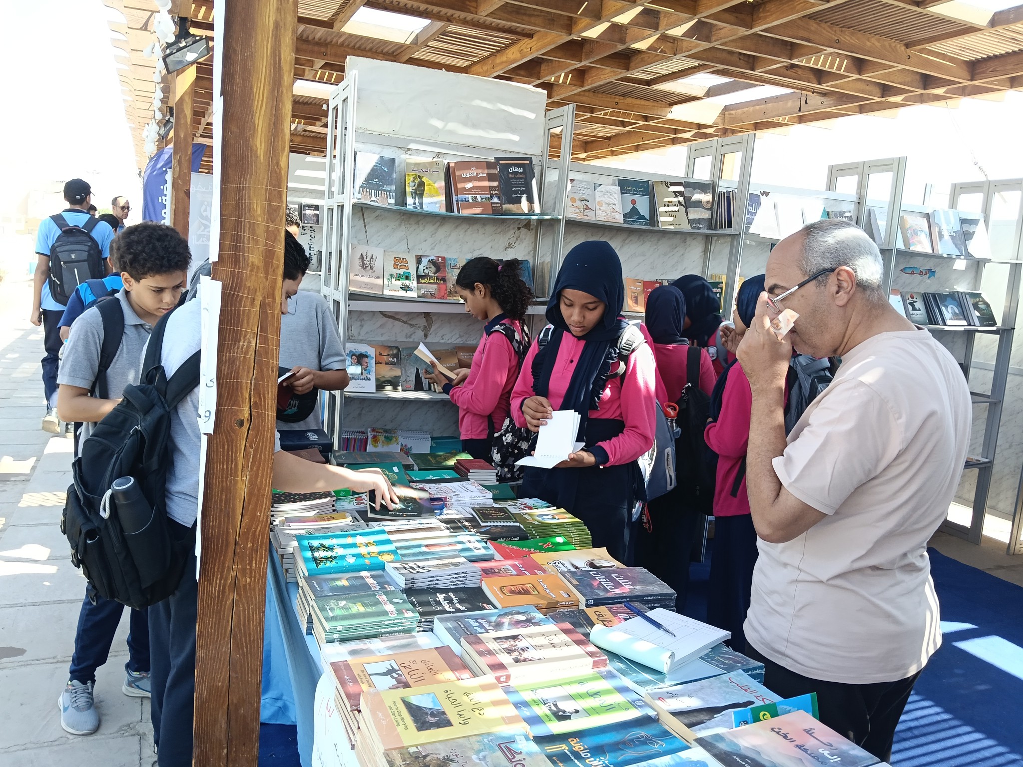 توافد طلبة المدارس على فعاليات معرض الأقصر للكتاب