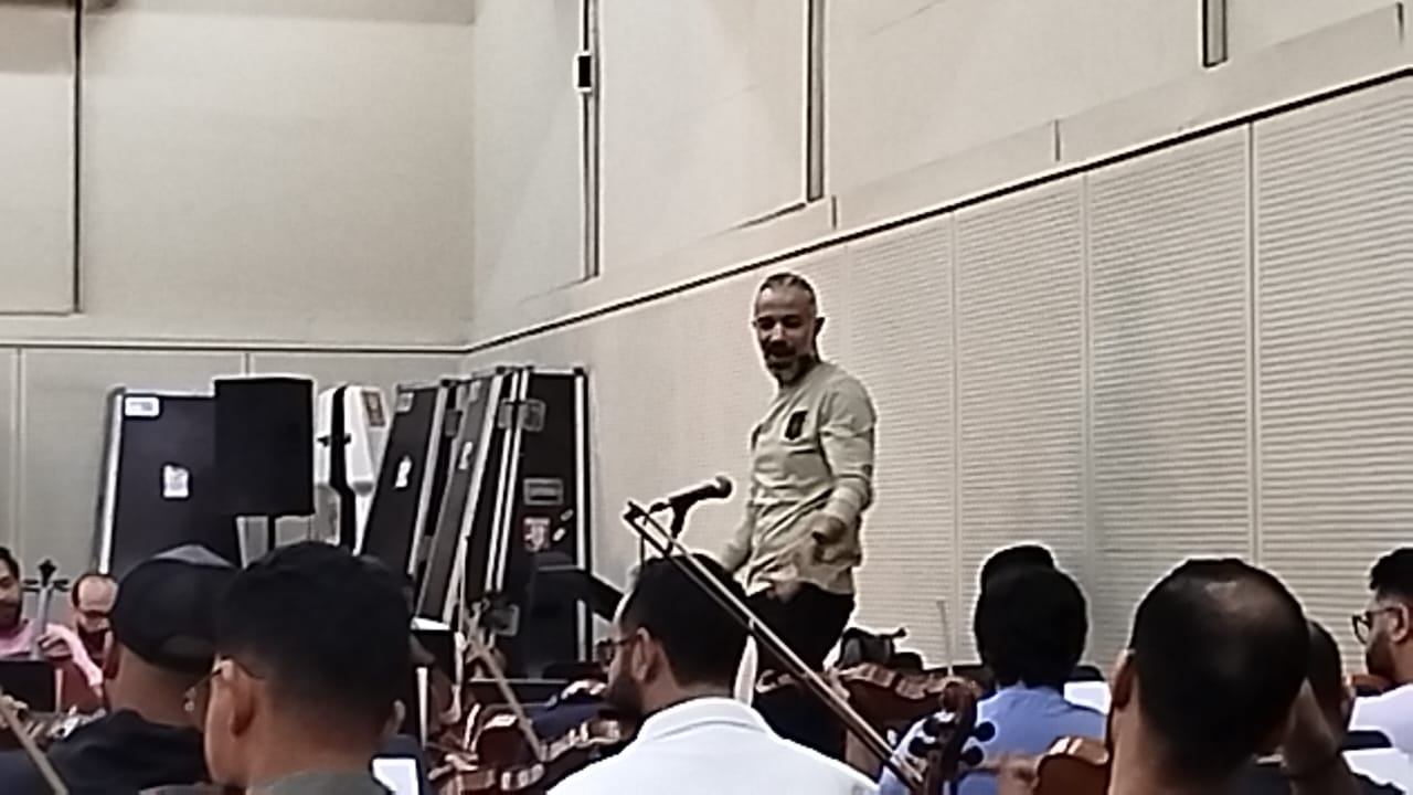 المايسترو مصطفي حلمي يقود بروفه لفرقة صابر الرباعى وسوما (3)