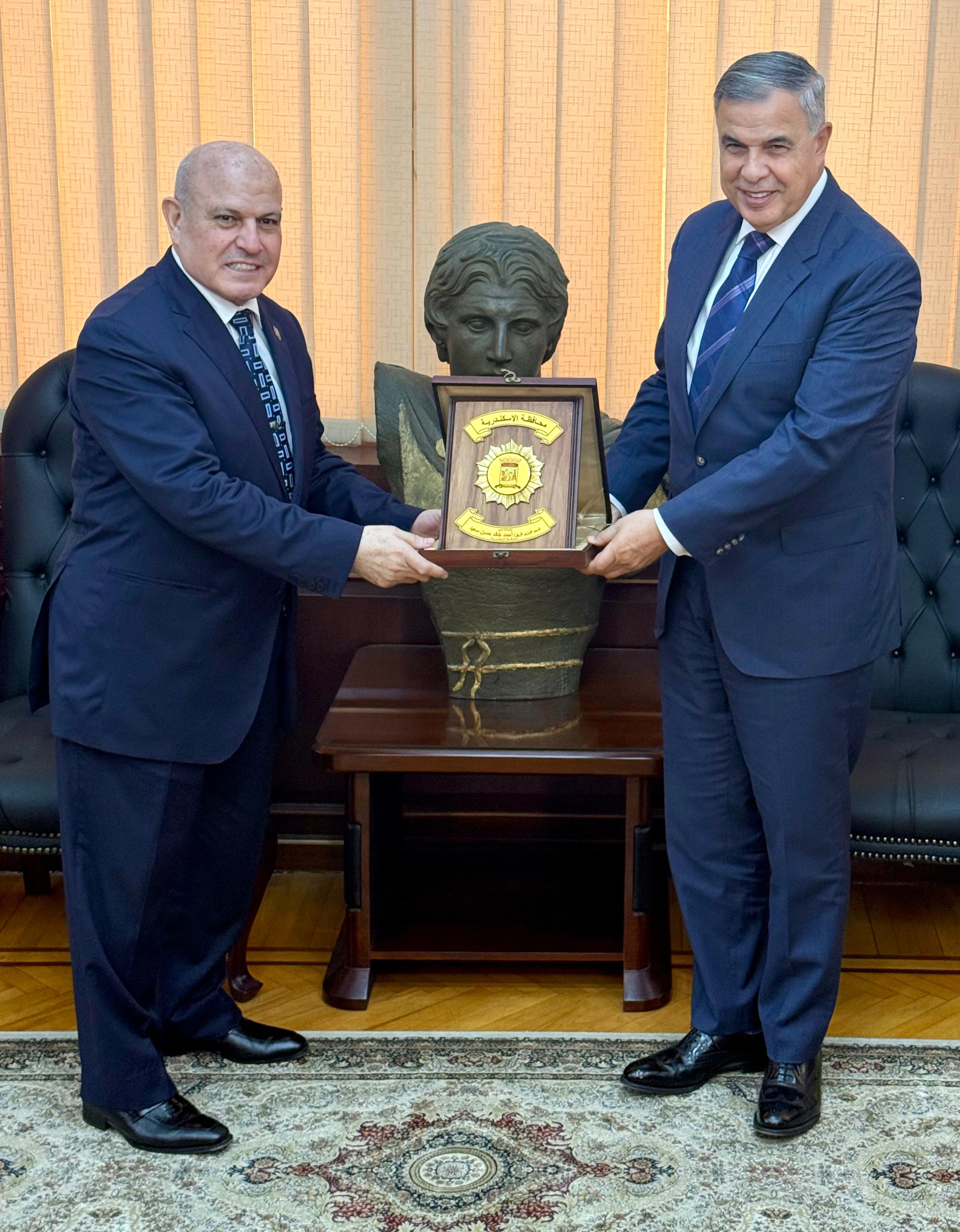 رئيس هيئة النيابة الإدارية يزور محافظ الإسكندرية (7)