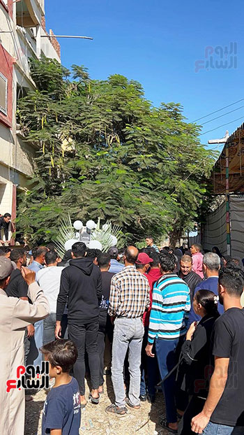 اهل-القرية-يلتفون-حول-الجثمان