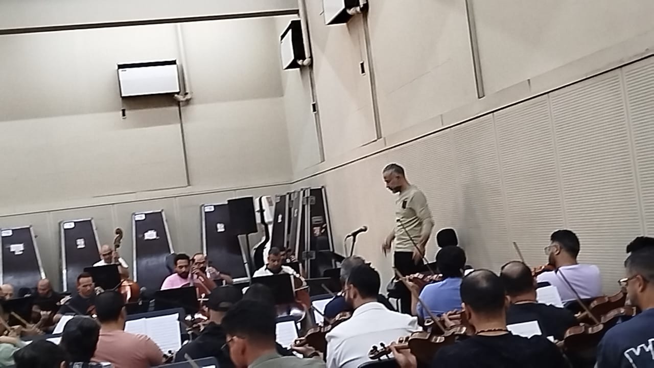 المايسترو مصطفي حلمي يقود بروفه لفرقة صابر الرباعى وسوما (2)