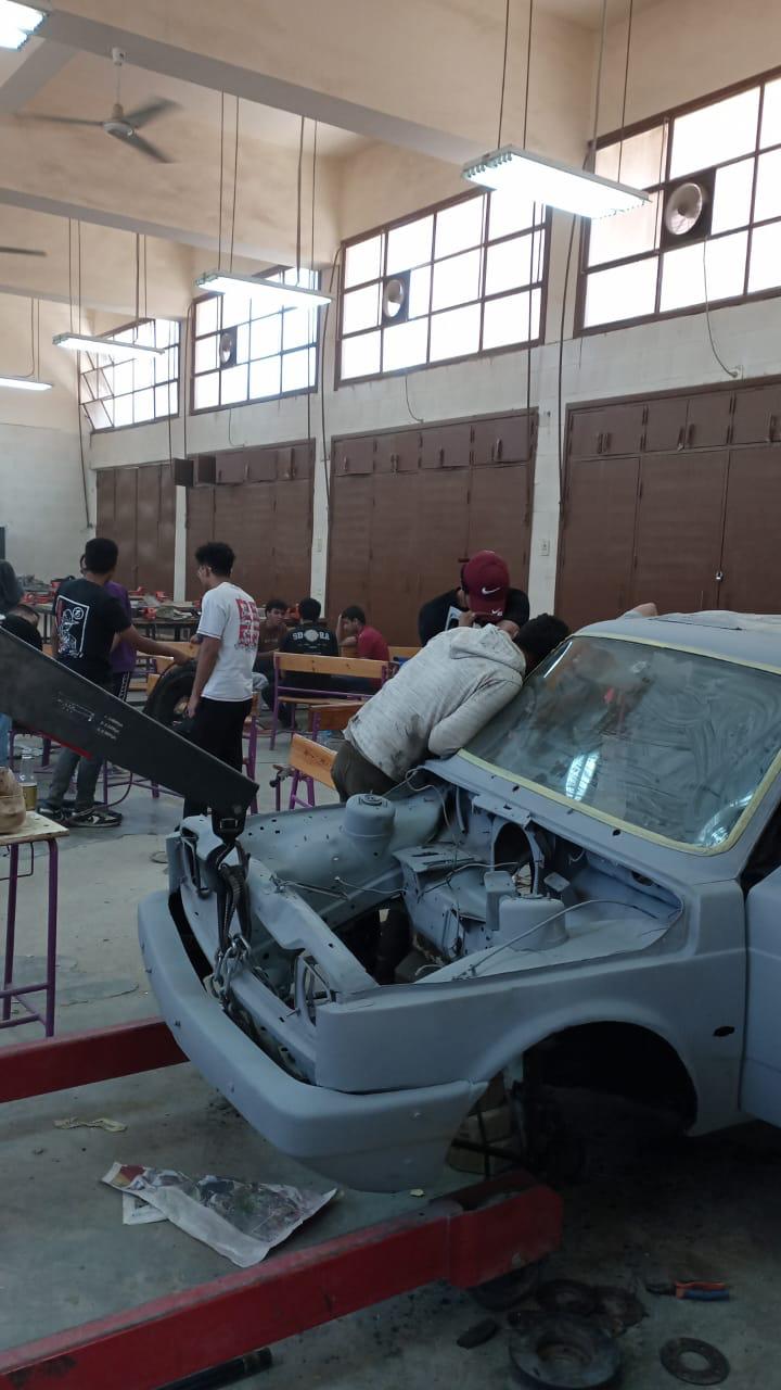 مراحل العمل على السيارة الكهربائية داخل المدرسة