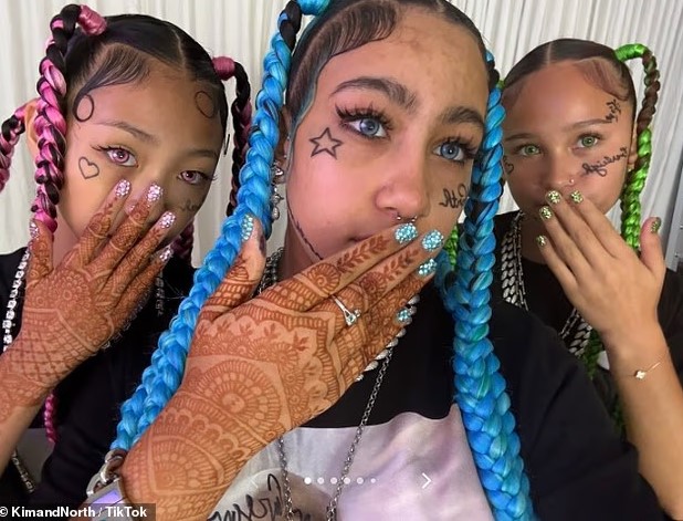 ابنة كيم كارداشيان تظهر بوشوم مزيفة ابنة كيم كارداشيان تظهر بوشوم مزيفة