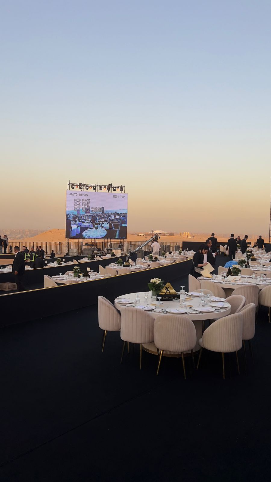 الاستعدادات النهائية لـ حفل الجرامي في الاهرامات (2)