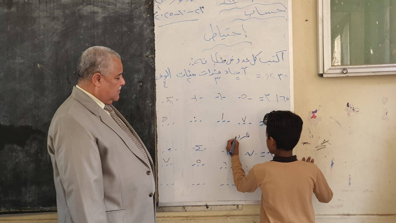 متابعة وكيل التعلم لمستوى الطلبة بمدرسة الشهداء