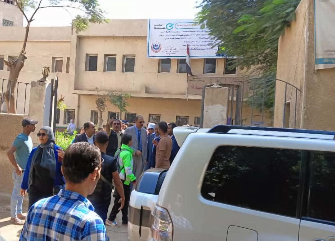 المحافظ بالوحدة الصحية 