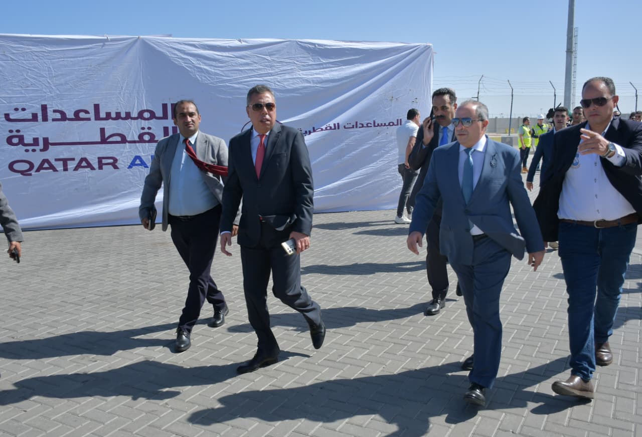 المخافظ خلال تفقد المساعدات