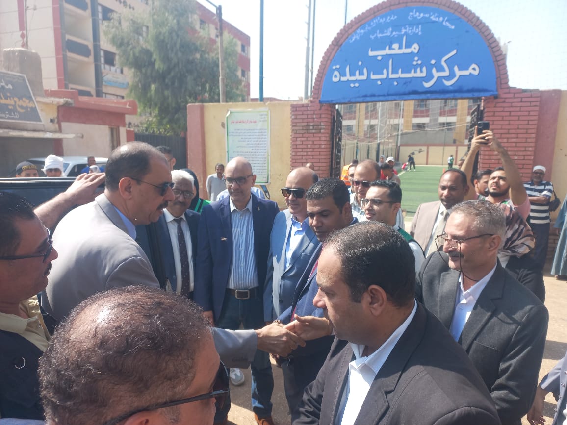 المحافظ ومسؤل حياة كريمة ووكلاء الوزارة 