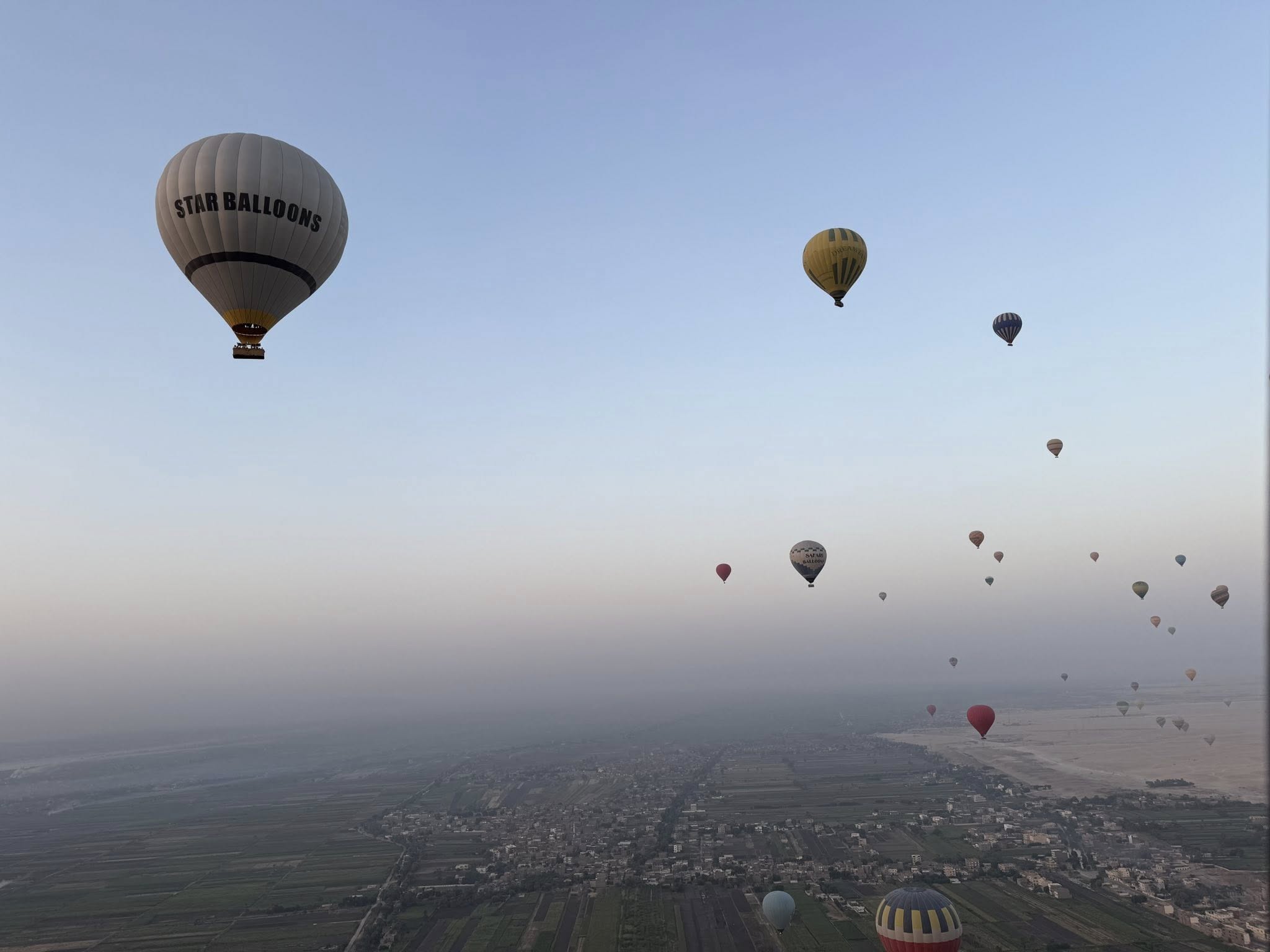 مشاهد مميزة لتحليق رحلات البالون الطائر غرب الأقصر مشاهد مميزة لتحليق رحلات البالون الطائر غرب الأقصر