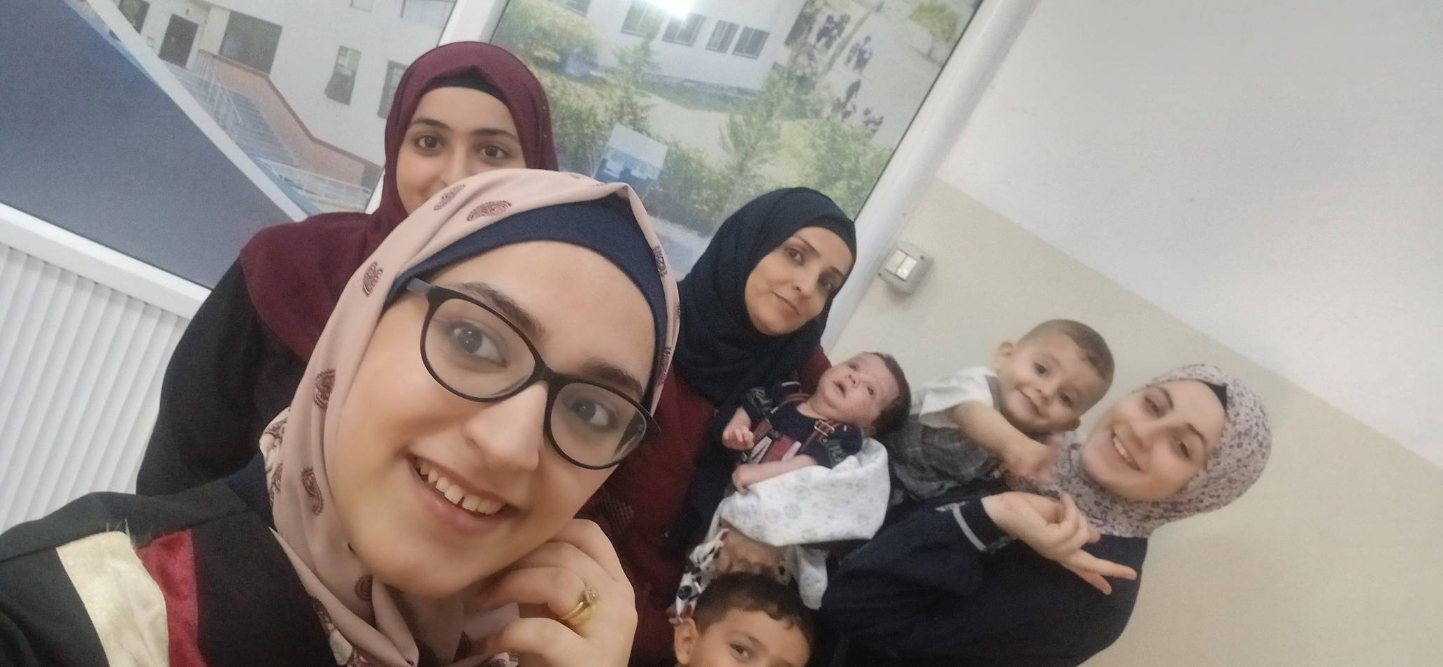 الطالبة حنين وعائلتها