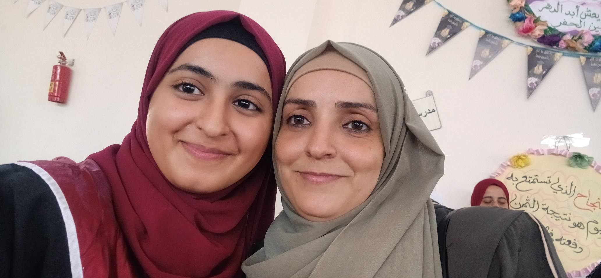 الطالبة حنين مع والدتها