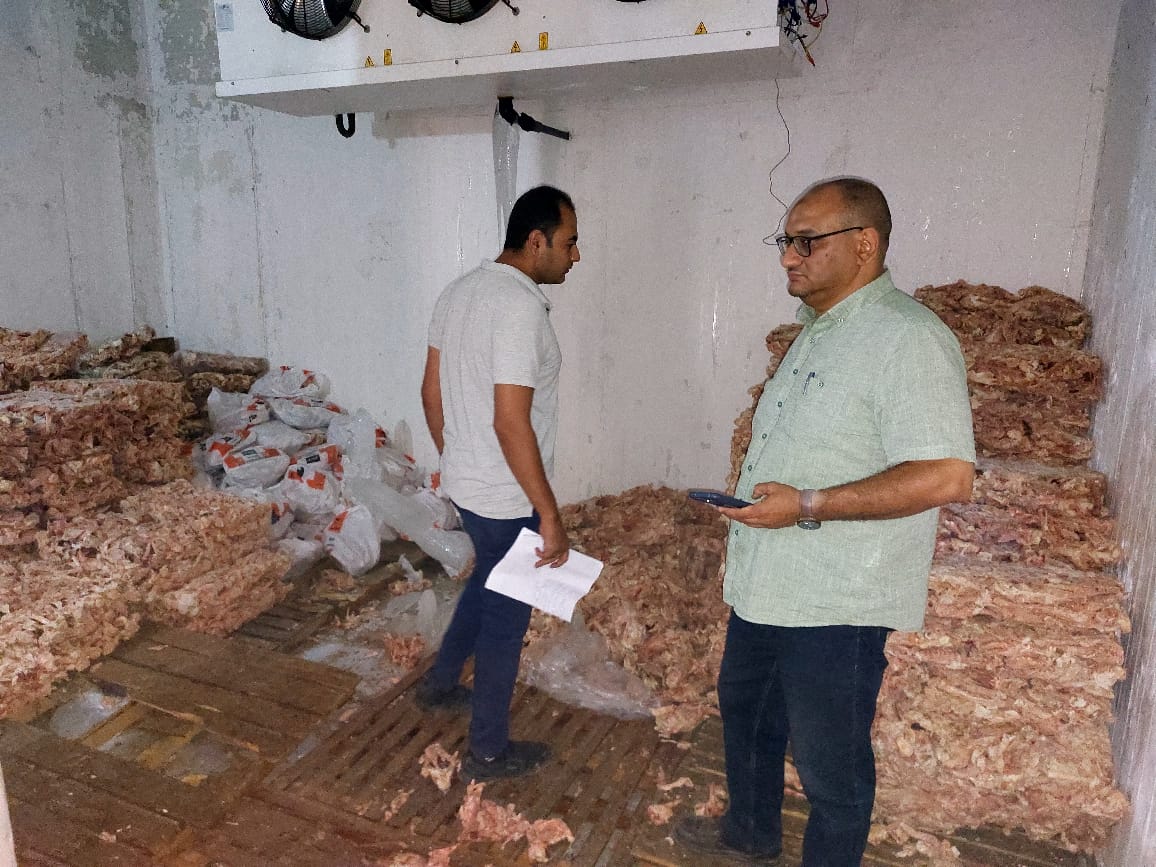 ضبط 5 أطنان هياكل دواجن ولحوم مفرومة غير صالحة للاستهلاك الآدمي بدسوق