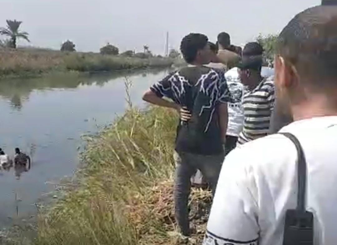 انقلاب سيارة ميكروباص داخل ترعة في قنا