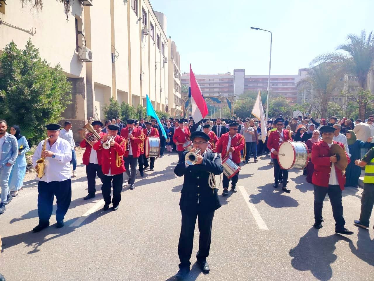 عرض فني لفرقة الموسيقي النحاسية عرض فني لفرقة الموسيقي النحاسية