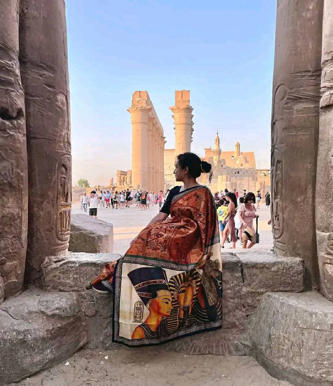استمتاع سائحة بالزي الهندي التقليدي بسحر الحضارة المصرية