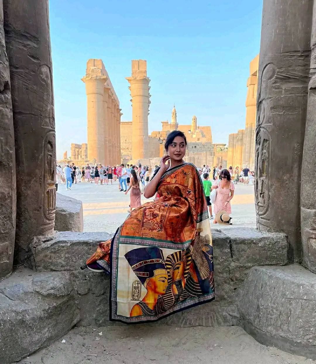 سائحة بالزي الهندي التقليدي تنبهر بسحر الحضارة المصرية