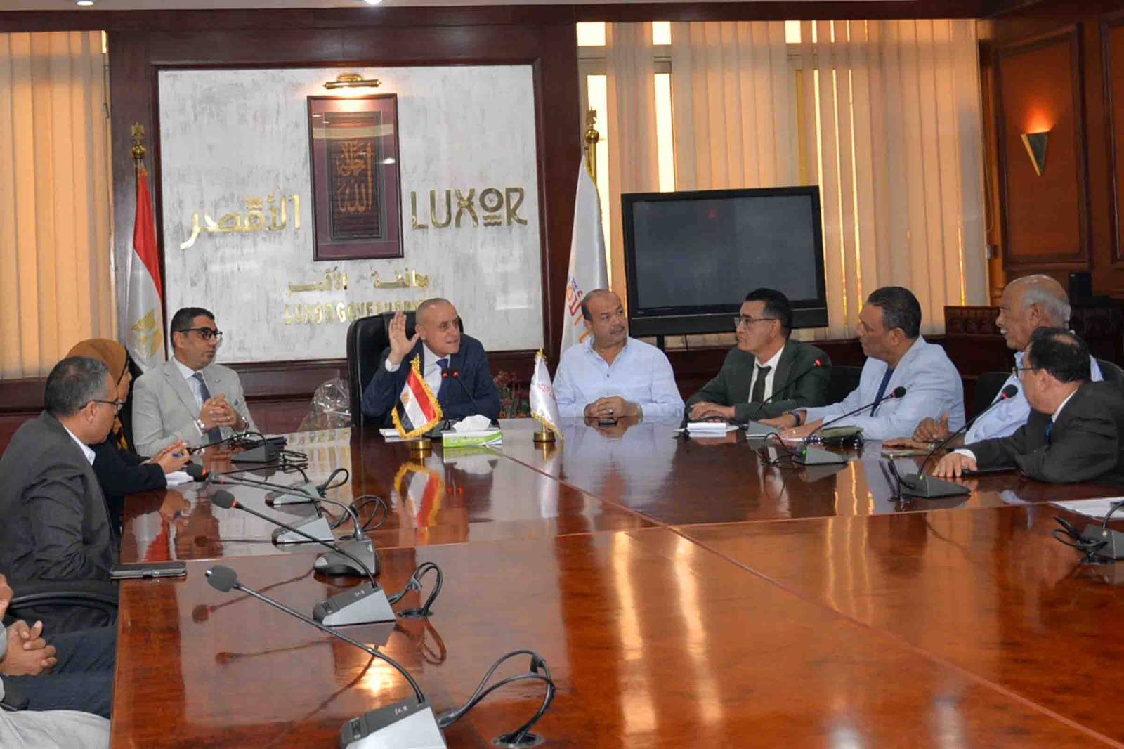 محافظ الأقصر يعقد إجتماعاً لتشديد الرقابة وضبط الأسعار بالمحلات والأسواق