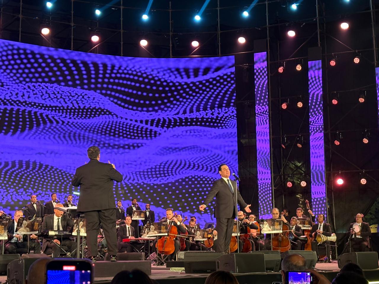 محمد ثروت يفتتح حفله في مهرجان الموسيقى العربية بـ تتر مين ما يحبش فاطمة (1)