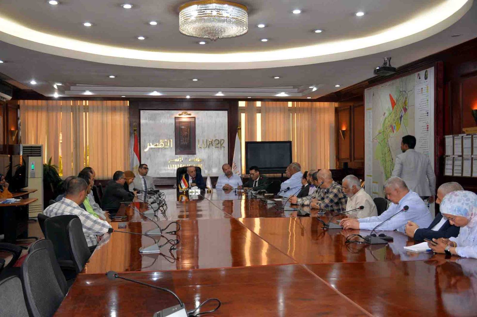 محافظ الأقصر يعقد إجتماعاً لتشديد الرقابة وضبط الأسعار في الأسواق