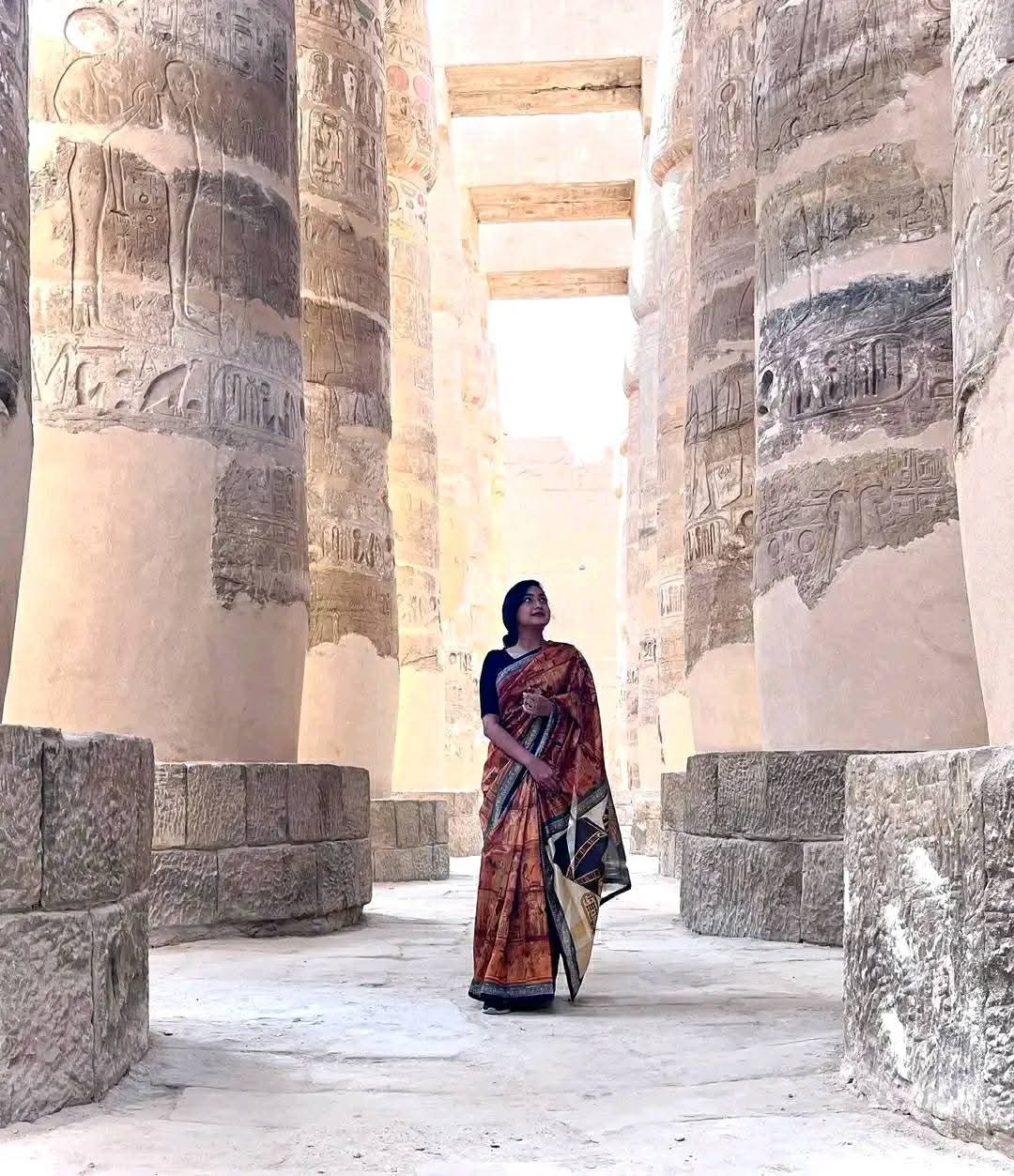 سائحة بالزي الهندي التقليدي تنبهر بسحر الحضارة المصرية القديمة