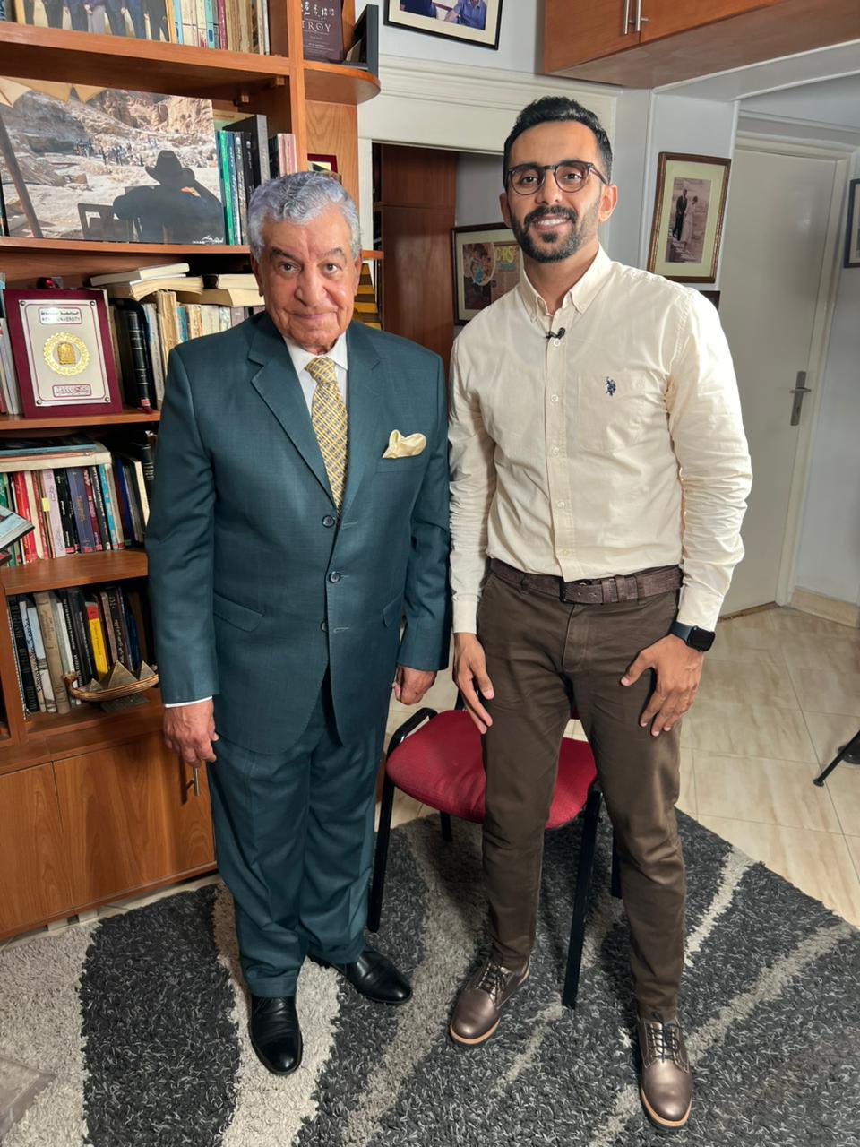 الدكتور زاهي حواس والزميل محمد أسعد خلال اللقاء  (1)