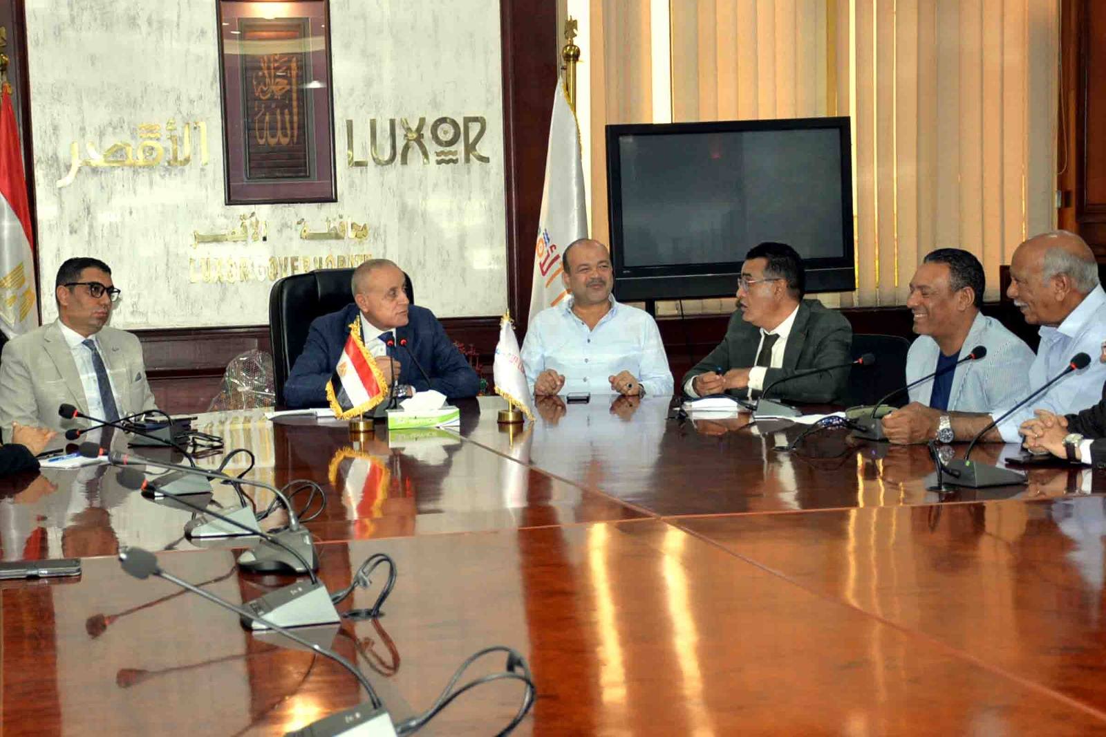 إجتماعاً لتشديد الرقابة وضبط الأسعار بالمحلات والأسواق بالأقصر