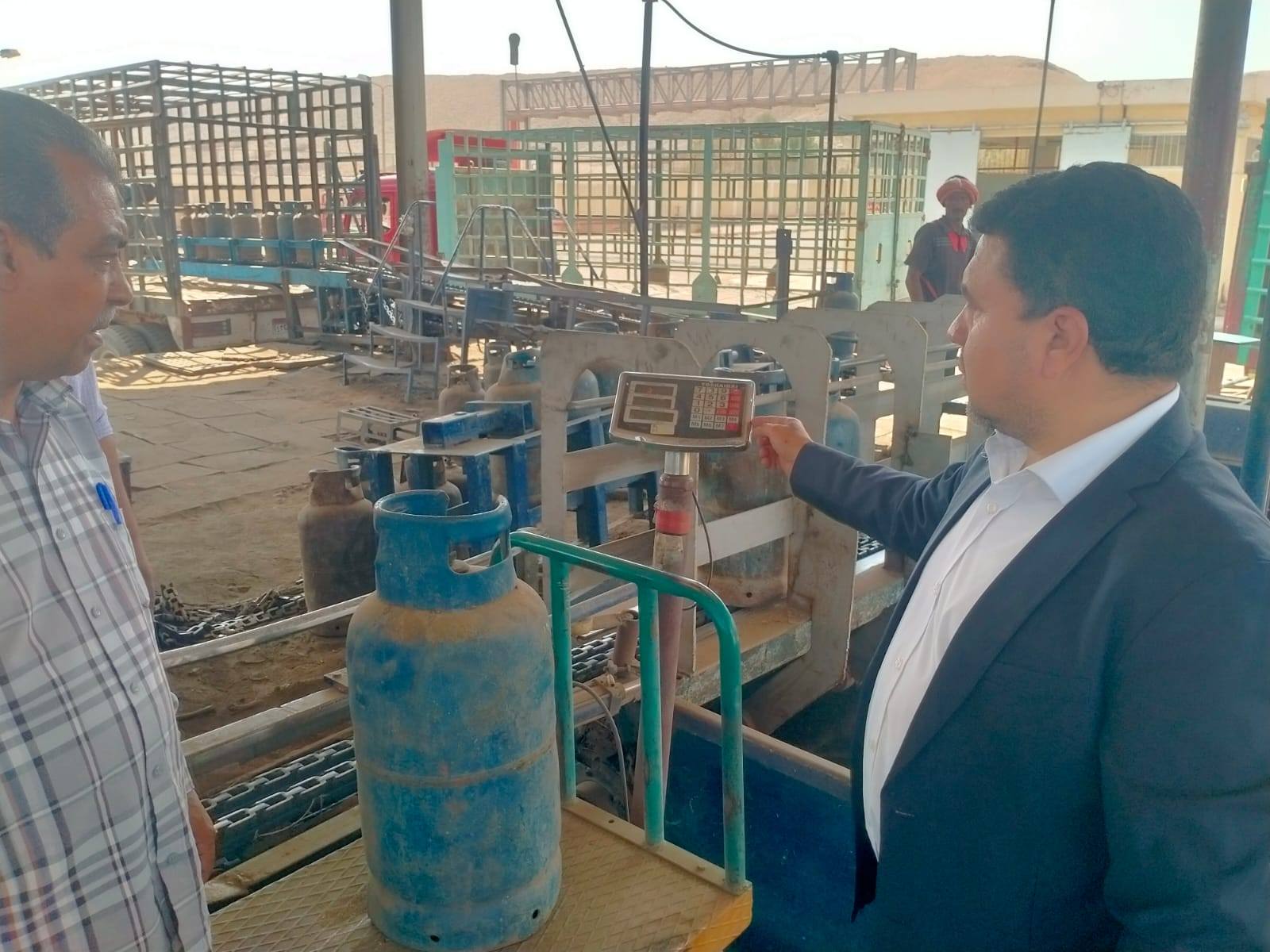 جولة فى مصنع تعبئة البوتاجاز لمتابعة انتظام سير العمل بخطوط التشغيل جولة فى مصنع تعبئة البوتاجاز لمتابعة انتظام سير العمل بخطوط التشغيل