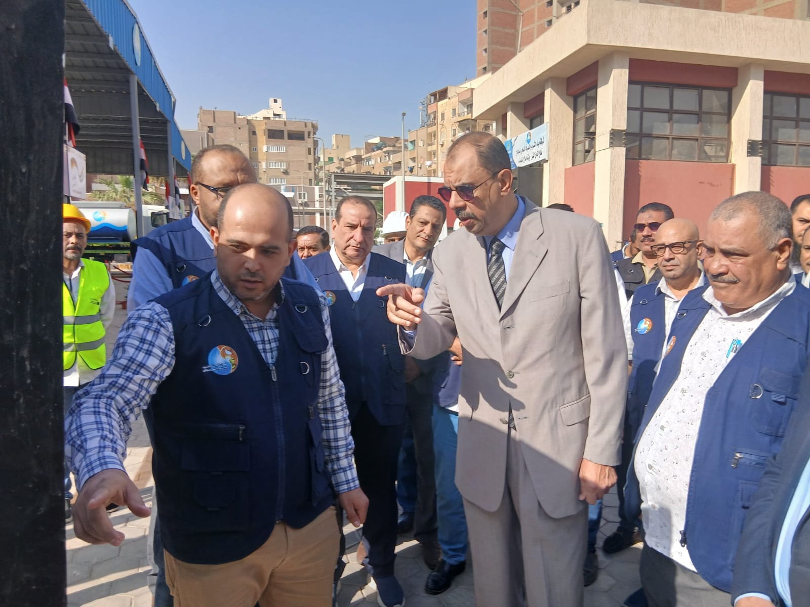 المحافظ يناقش مكونات المشروع 