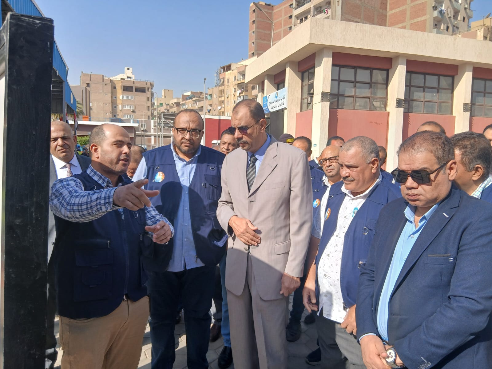 المحافظ يستمع للشرح حول مكونات المشروع 