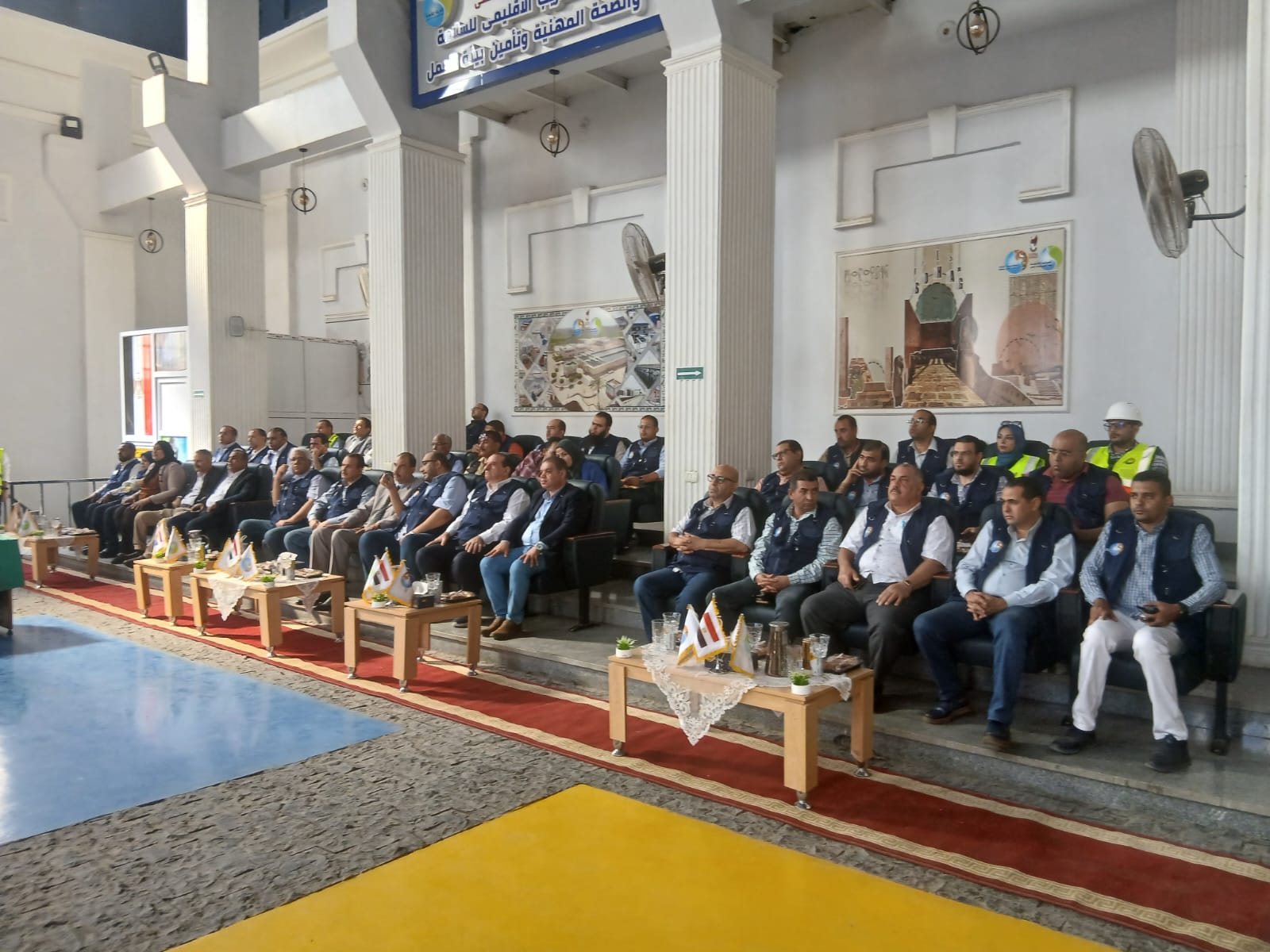 المحافظ بقاعة العرض 