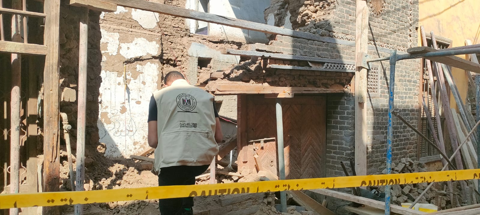 جانب من الفحص الشامل لواجهة منزل مسجلة بالتراث الإسلامى جانب من الفحص الشامل لواجهة منزل مسجلة بالتراث الإسلامى