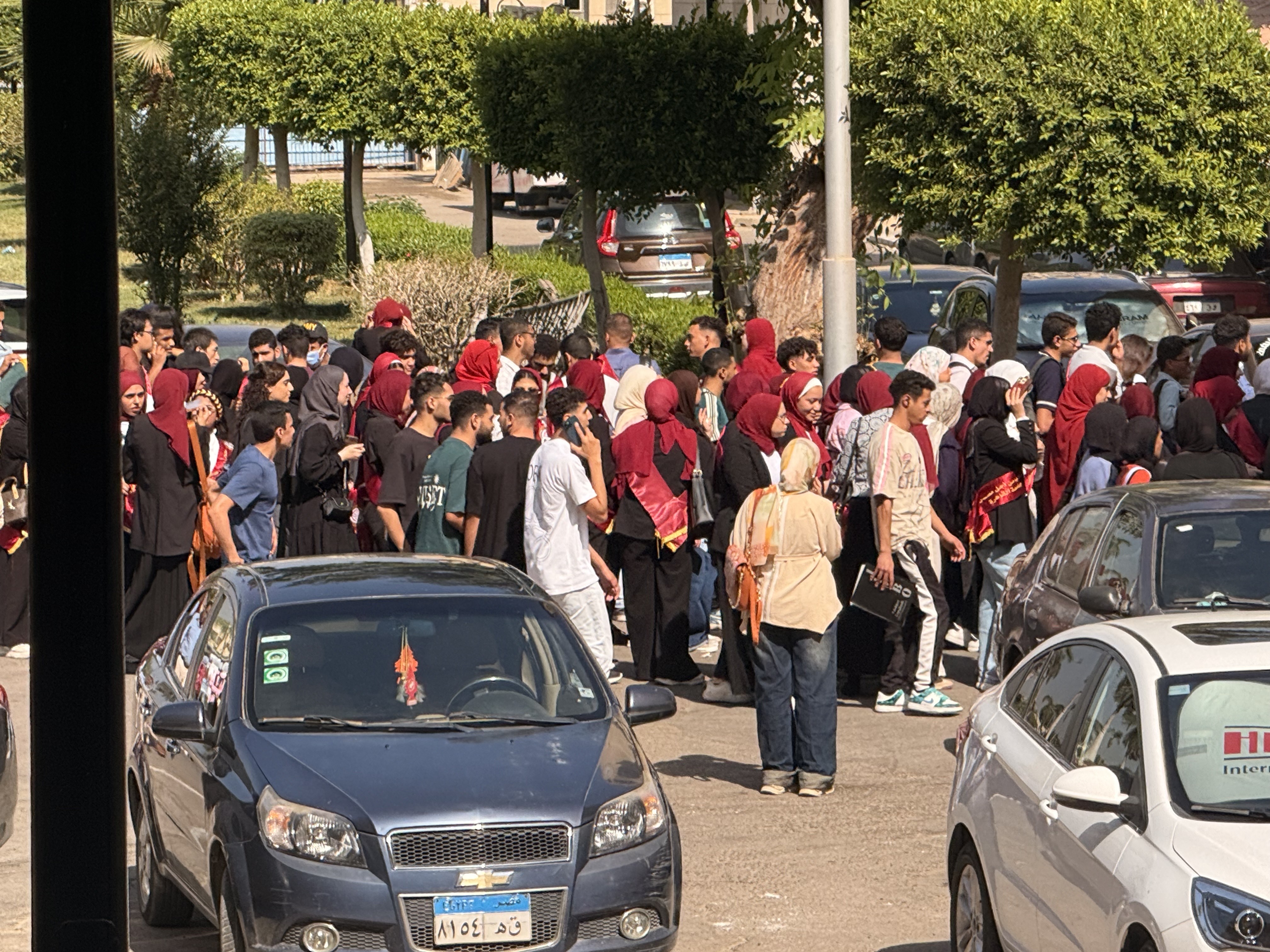 طلاب جامعة القاهرة بمحيط مبنى القبة المشاركة بندوة الداعية مصطفى حسنى