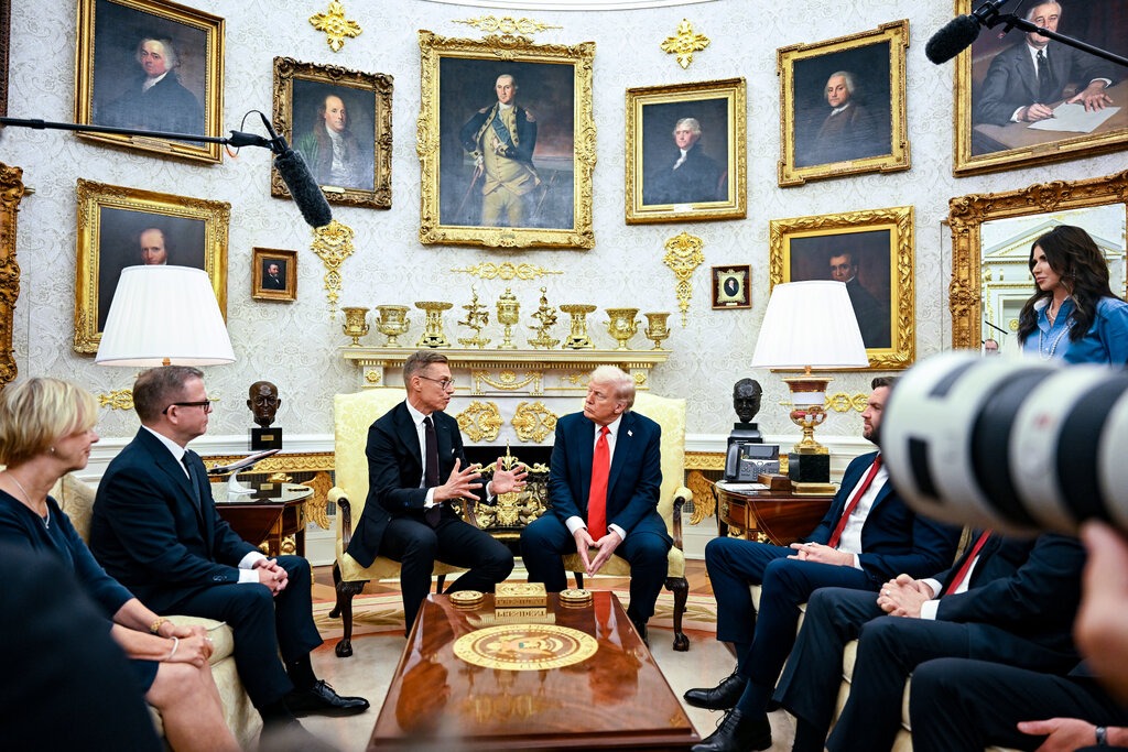 المكتب البيضاوى.. اللون الذهبى فى كل مكان