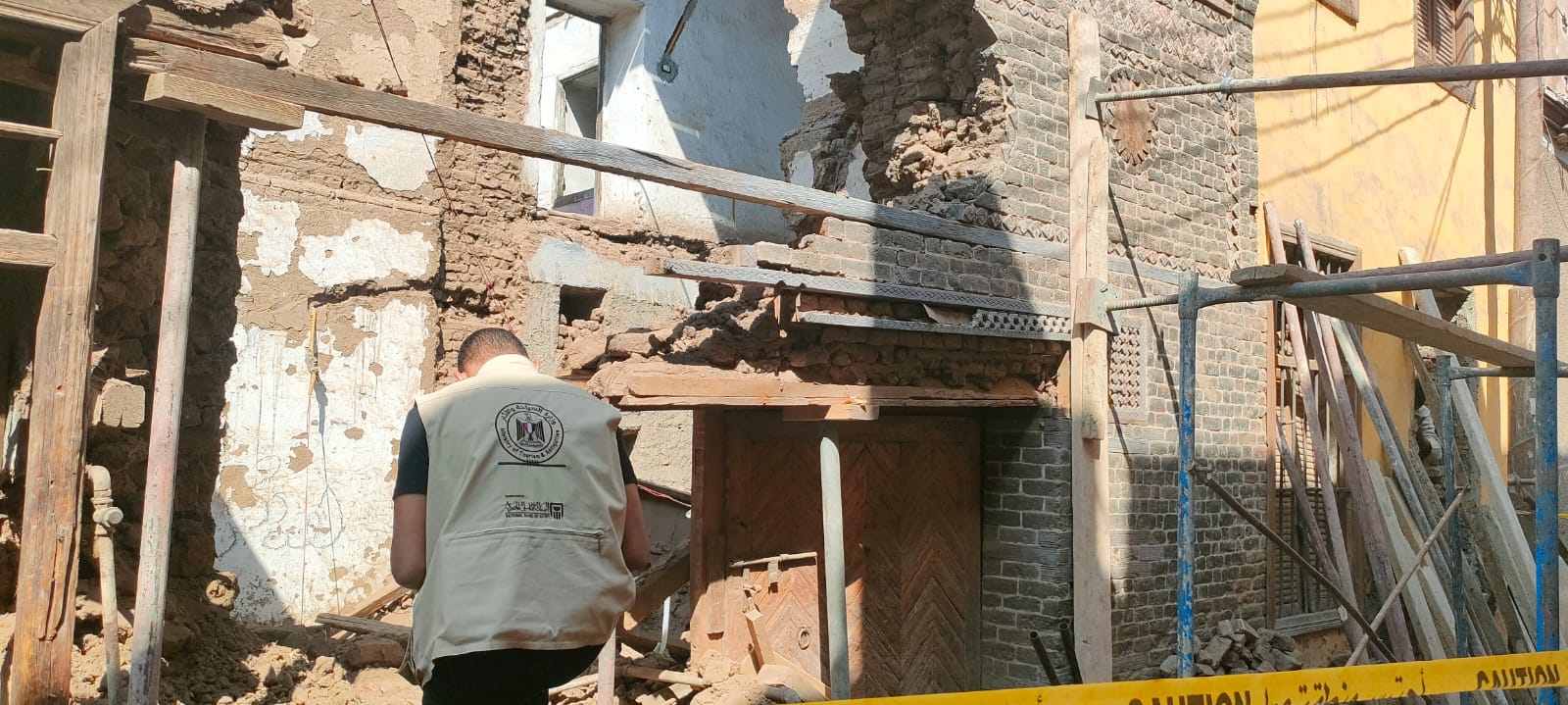 فريق من آثار إسنا وأرمنت يحقق بواقعة إنهيار جزئي لواجهة منزل تراثية فريق من آثار إسنا وأرمنت يحقق بواقعة إنهيار جزئي لواجهة منزل تراثية