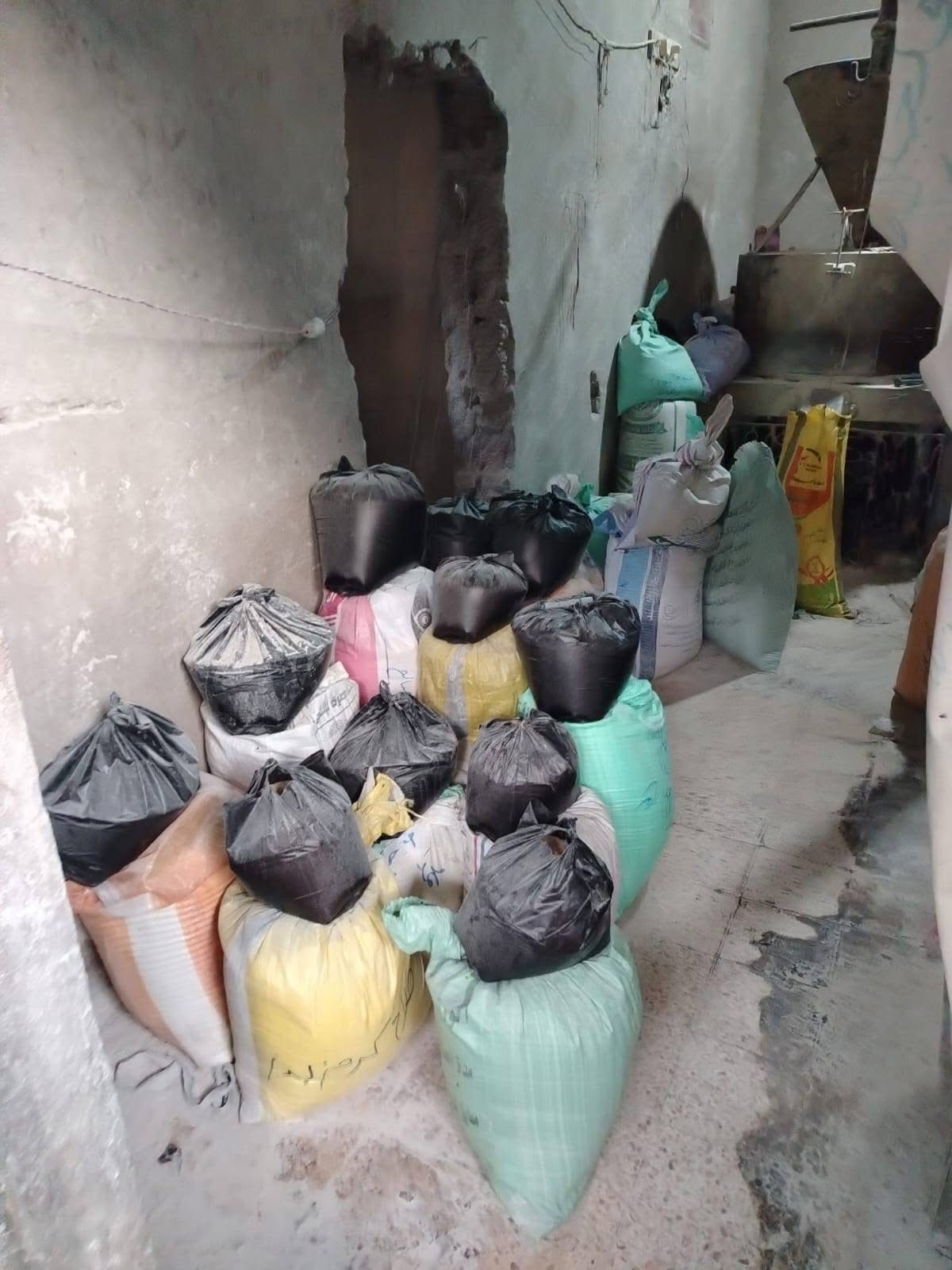 ضبط أكثر من 9 أطنان دقيق بلدى مدعم فى الجيزة