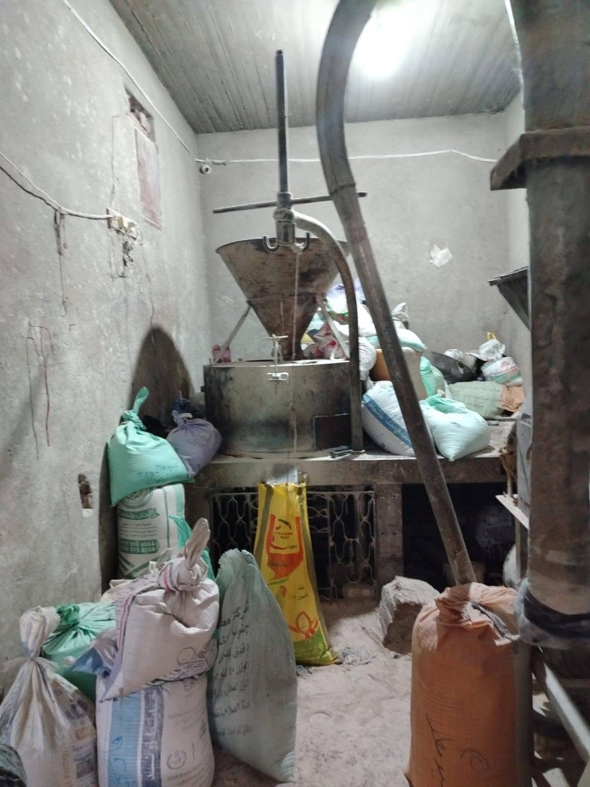 ضبط أكثر من 9 أطنان دقيق بلدى مدعم بمخازن ومناخل غير مرخصة فى الجيزة