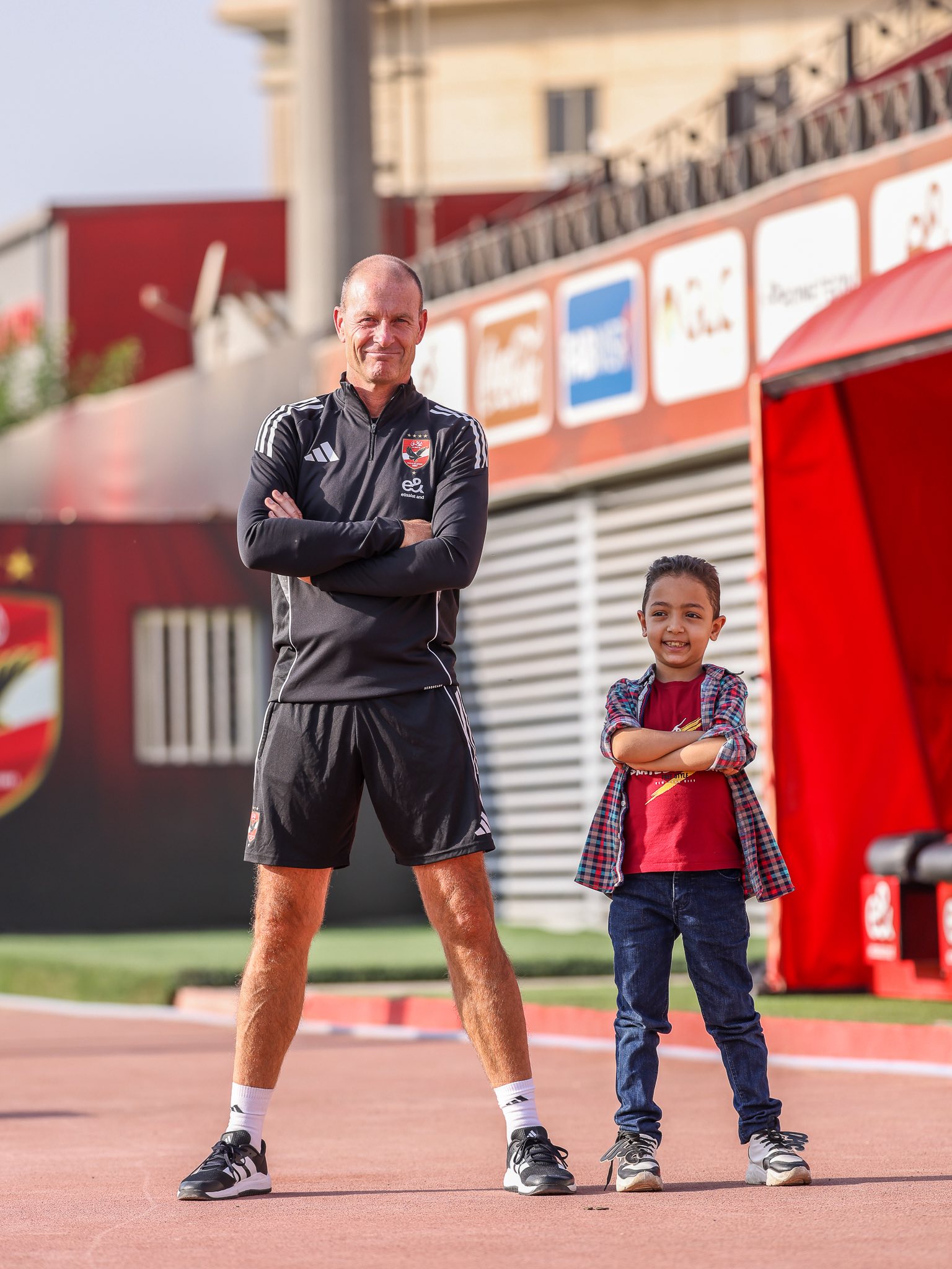 توروب مع طفل يسنعد لعملية زرع نخاع