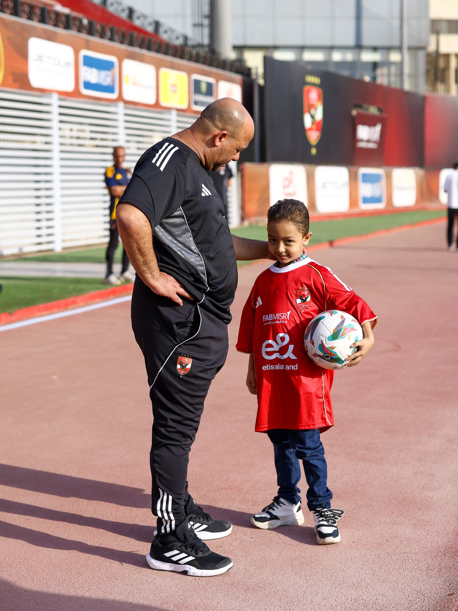 وليد صلاح الدين مع طفل يستعد لعملية زرع نخاع