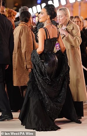 كيم كارداشيان خلال حضورها العرض الخاص