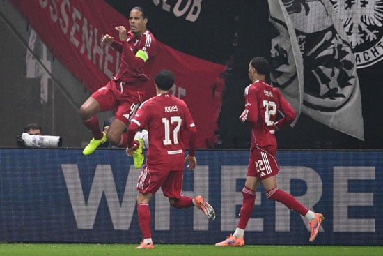 احتفال لاعبى ليفربول بالهدف احتفال لاعبى ليفربول بالهدف