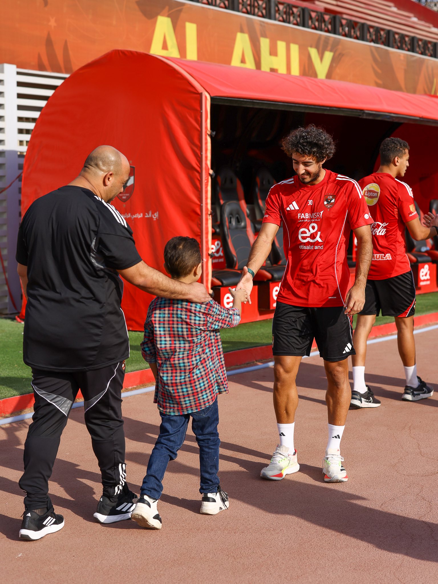 محمد هاني مع الطفل