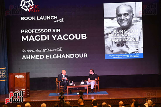 جانب من الحديث بين اليوتيوبر أحمد الدحيح والسير مجدى يعقوب خلال الاحتفالية جانب من الحديث بين اليوتيوبر أحمد الدحيح والسير مجدى يعقوب خلال الاحتفالية